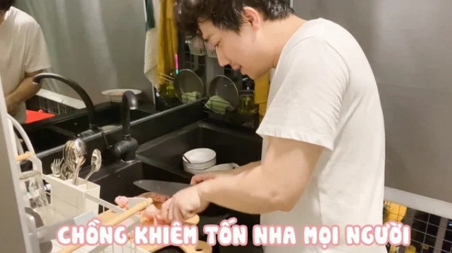 Phòng bếp có diện tích khiêm tốn nhưng vẫn đầy đủ tiện nghi. Nguồn ảnh: FBNV