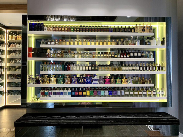 Gần phòng khách là tủ đựng nước hoa xa xỉ của Trấn Thành.