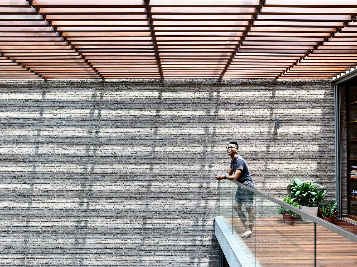 Gia chủ cảm nhận trọn vẹn ánh nắng tự nhiên ngay trong ngôi nhà.