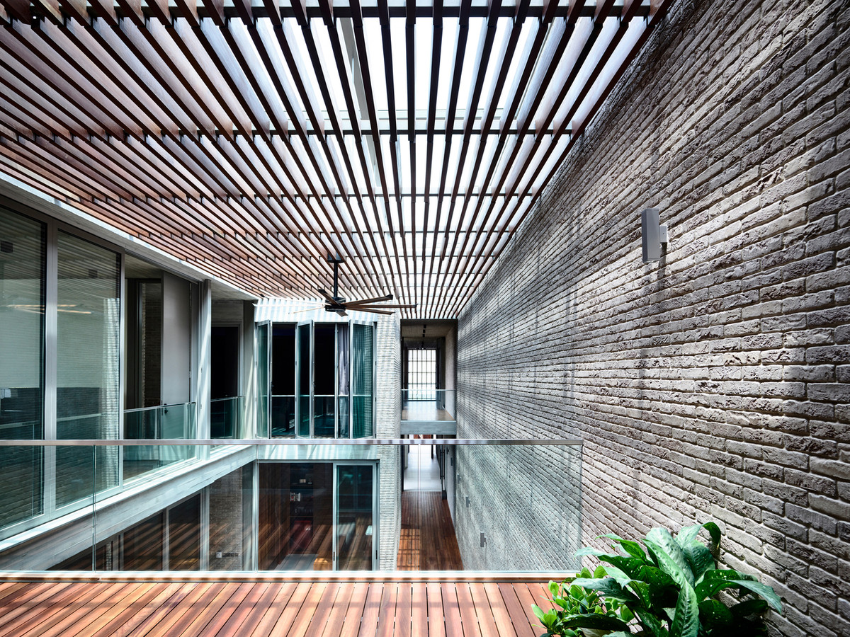 Ngoài khoảng sân vườn giữa hai tòa nhà, ngôi nhà có thêm một khe thoáng là giếng trời giúp lấy ánh sáng tự nhiên.