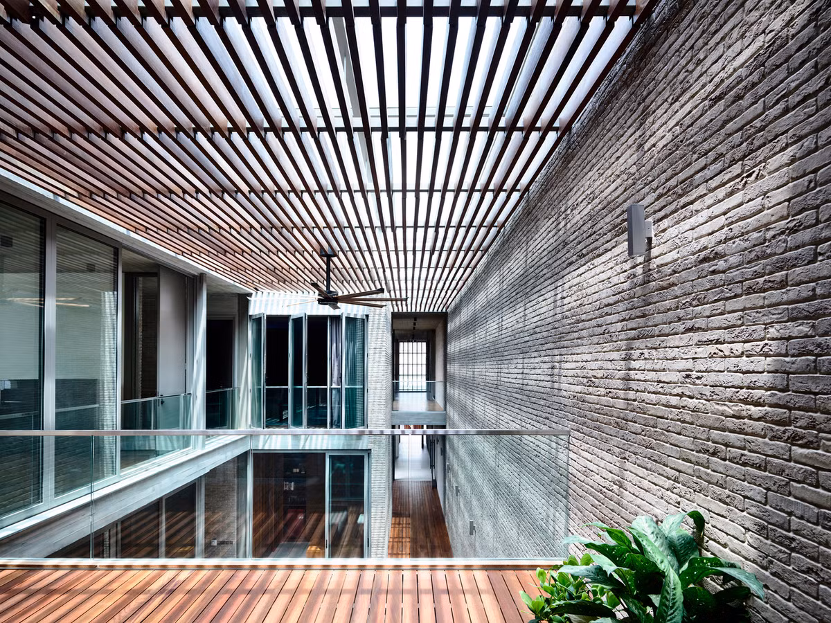 Ngoài khoảng sân vườn giữa hai tòa nhà, ngôi nhà có thêm một khe thoáng là giếng trời giúp lấy ánh sáng tự nhiên.