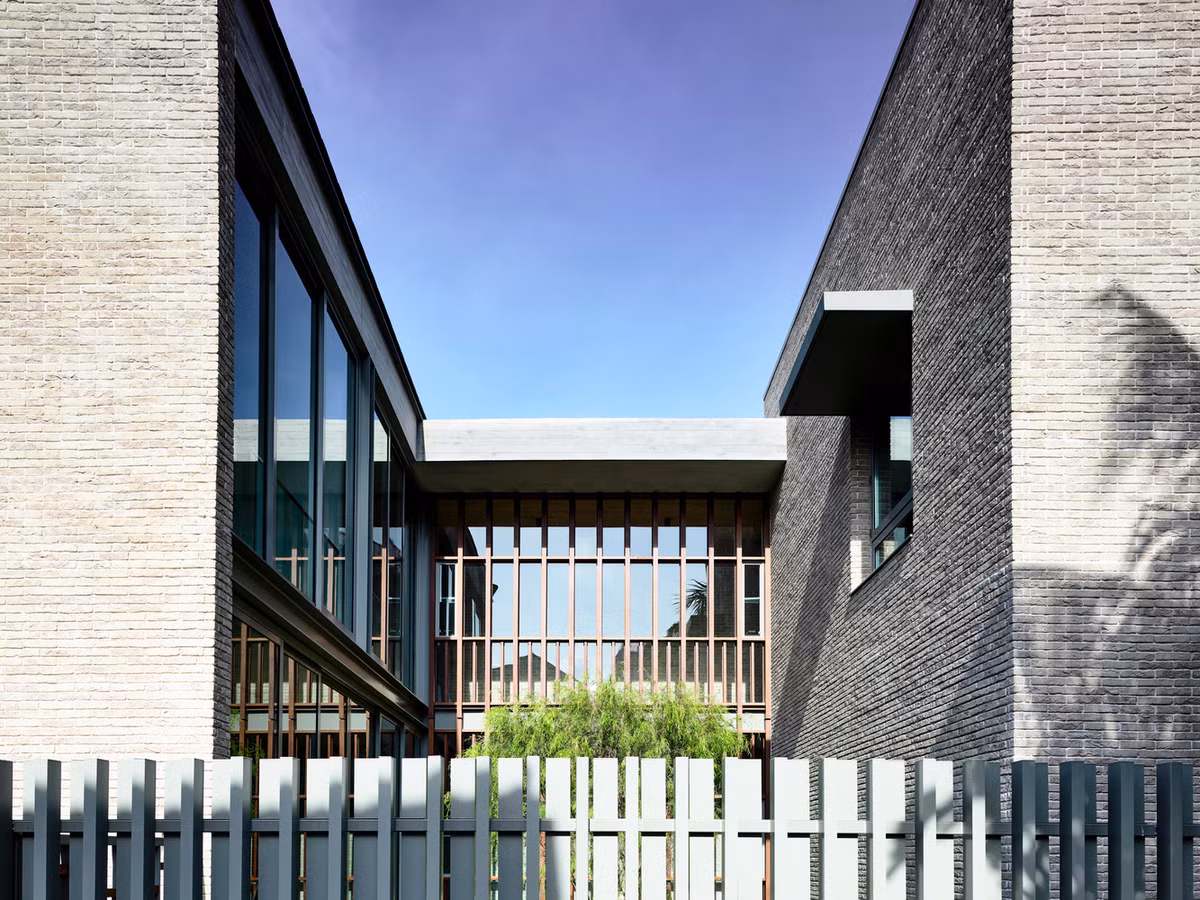 Khu đất được chia cắt thành hai phần tương ứng với toà nhà và được nối với nhau bởi một khu vườn xanh ở giữa. Thiết kế vườn cho phép ngôi nhà có một khoảng thở cần thiết để hạn chế tình trạng nhà ống dài hẹp, kín bưng.