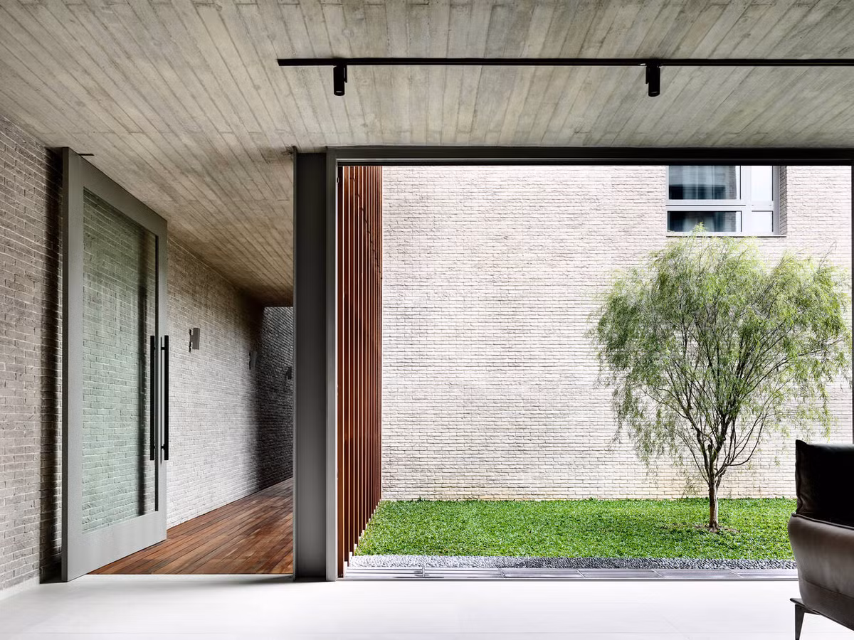 Phòng khách và bếp ăn bố trí ở khối nhà phía trước.