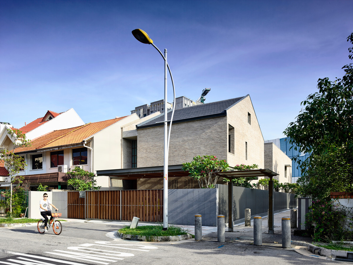 Nằm trong khu vực có mật độ dân số dày đặc ở Singapore, ngôi nhà có một lối đi bộ công cộng ngay bên cạnh. Phía sau là một khu nhà cao tầng đang được xây dựng. Vì thế vấn đề riêng tư trở thành mối quan tâm lớn của gia chủ.