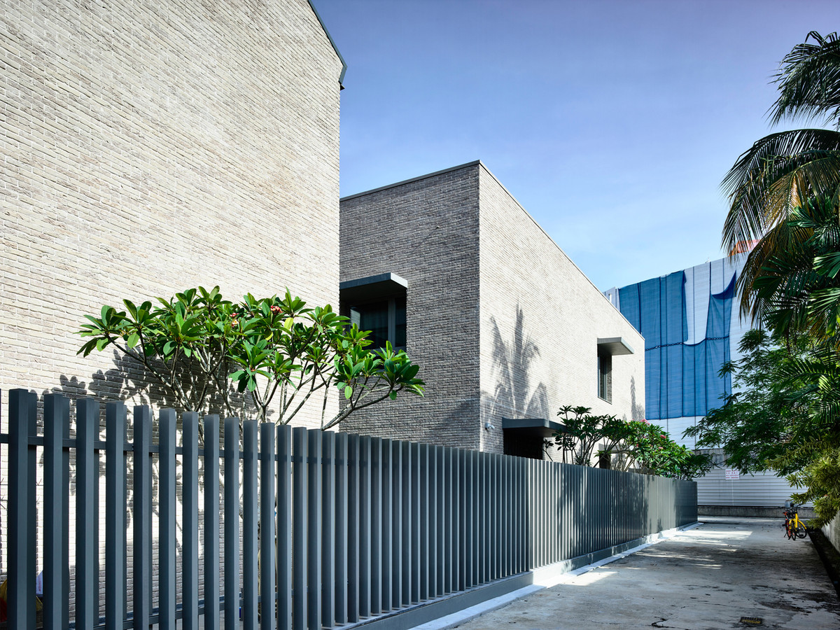 Cửa sổ đảm bảo sự thông thoáng cho không gian nhưng có thiết kế nhỏ gọn và được dán giấy kính một chiều chống nhìn.