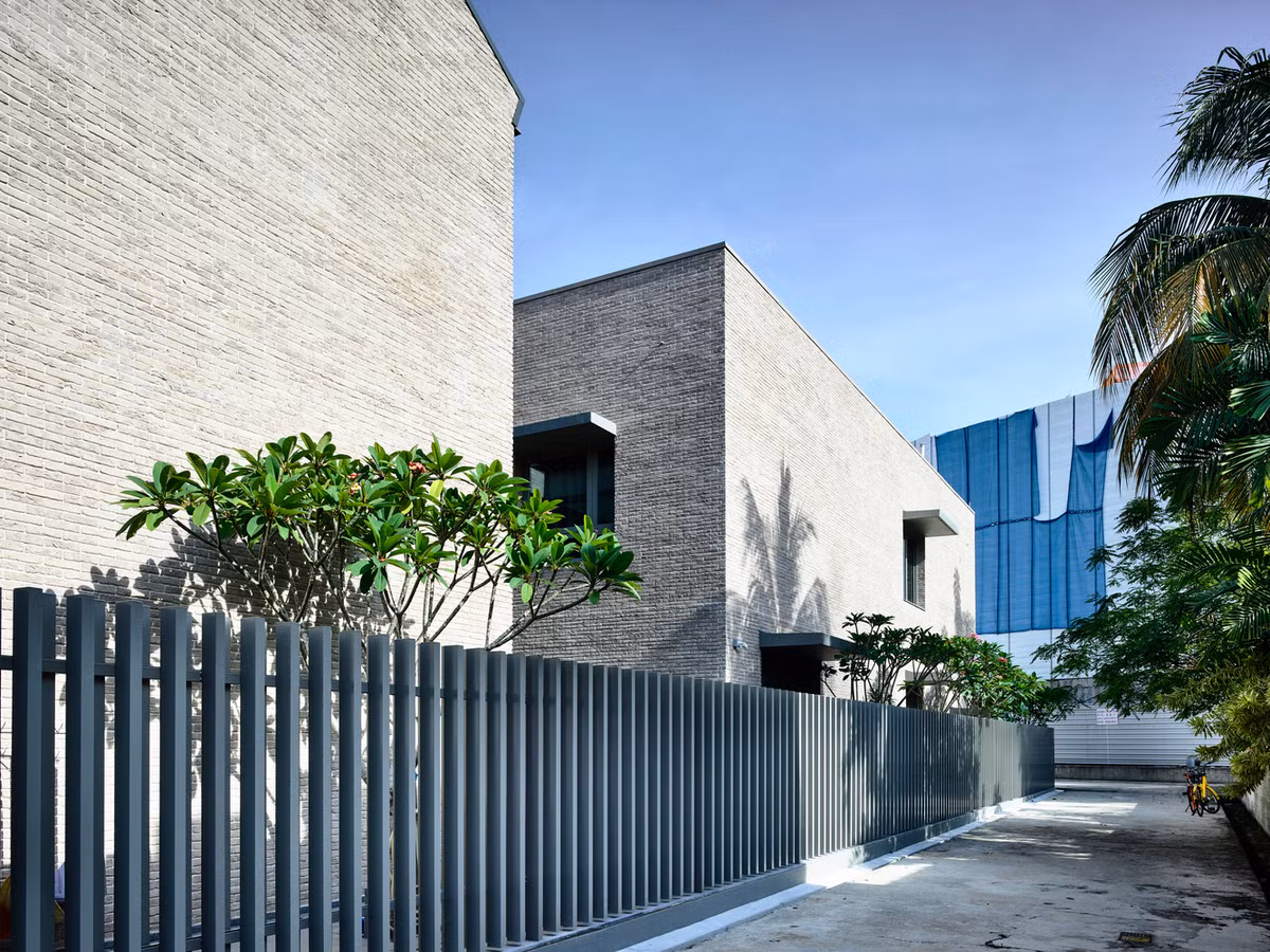 Cửa sổ đảm bảo sự thông thoáng cho không gian nhưng có thiết kế nhỏ gọn và được dán giấy kính một chiều chống nhìn.