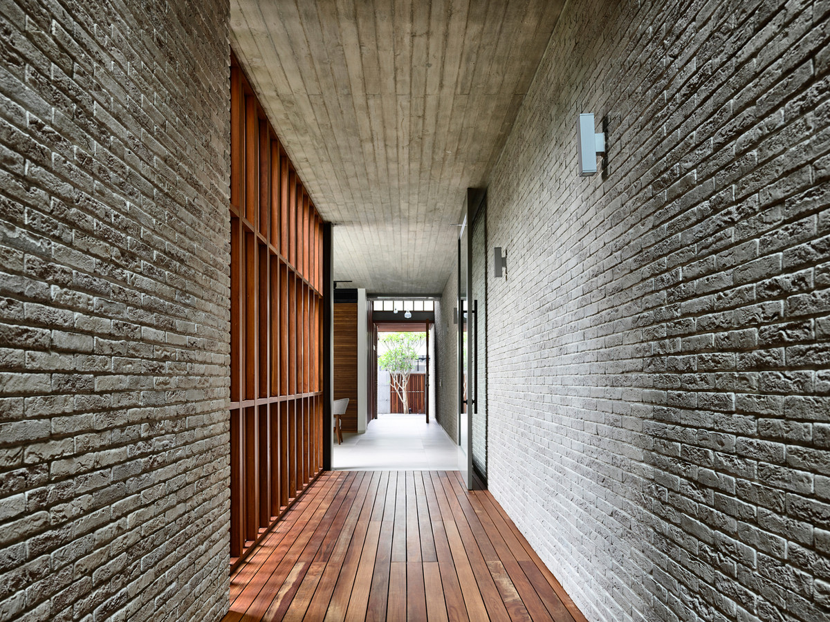 Trái với mặt tiền có phần kín đáo, không gian bên trong căn nhà hướng tới kiến trúc mở và ưu tiên sự kết nối.