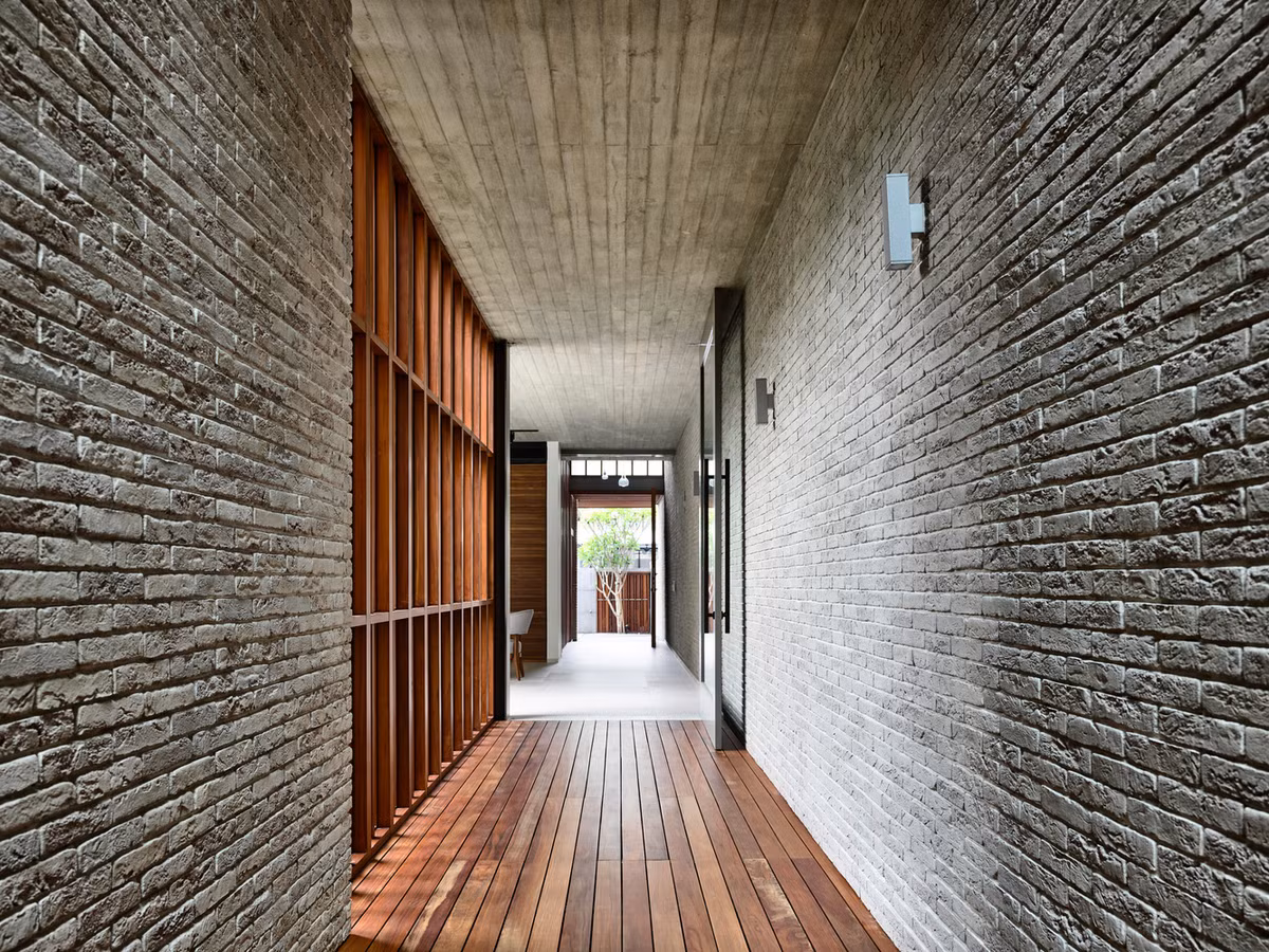 Trái với mặt tiền có phần kín đáo, không gian bên trong căn nhà hướng tới kiến trúc mở và ưu tiên sự kết nối.