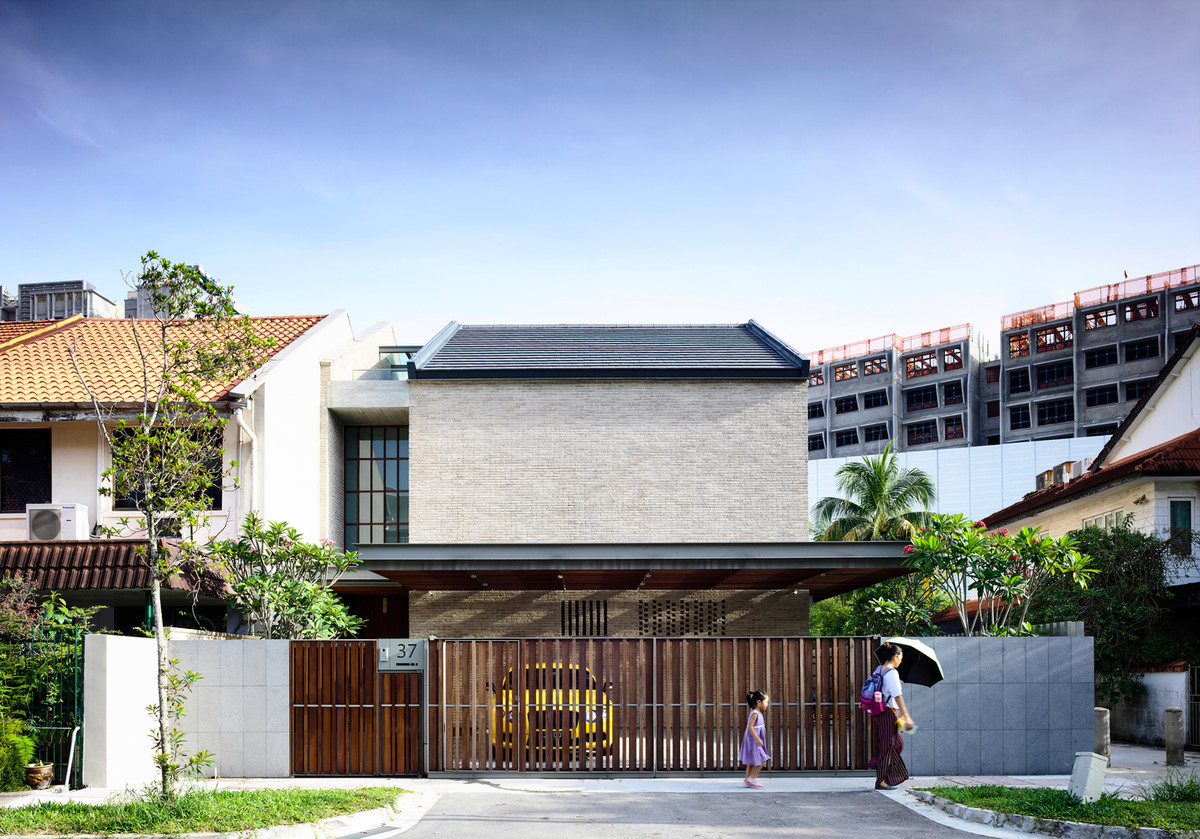 Theo đó, kiến trúc sư ưu tiên những bức tường kín đáo ở bên ngoài mặt tiền.