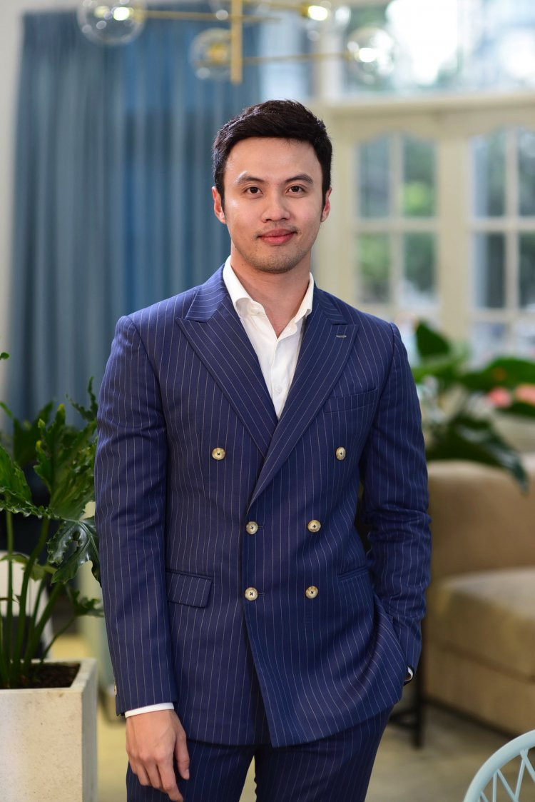 Doanh nhân Lê Đăng Khoa (Shark Khoa) nổi tiếng với biệt danh "Soái ca khởi nghiệp" trong chương trình "Thương vụ bạc tỷ" mùa đầu tiên. Không chỉ giỏi và thành đạt, Shark Khoa còn gây sốt bởi ngoại hình điển trai, lịch lãm.