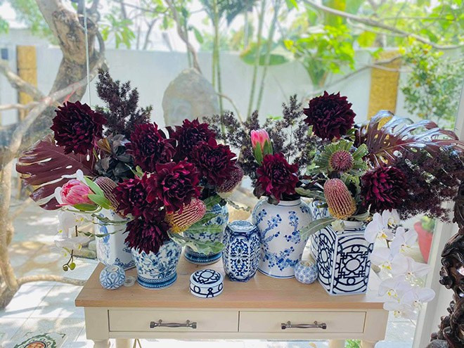 Với chiếc bàn nhỏ trong phòng khách, Shark Khoa đầu tư hàng chục triệu đồng để sắm bộ lọ hoa sứ men lam cao cấp.