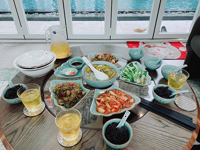 Việc anh sắm nhiều chén đĩa và thay đổi theo từng bữa ăn cũng phần nào cho thấy độ chịu chi của Shark Khoa.