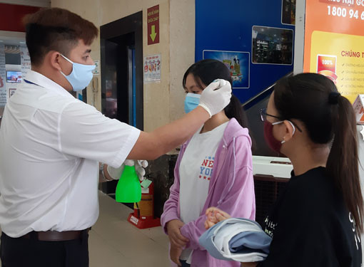 Những nơi tập trung đông người như sân bay, sân vận động, nhà hàng, trường học, các trụ sở công ty... đều có nhân viên kiểm tra thân nhiệt của mọi người. Ảnh: Báo Bình Dương
