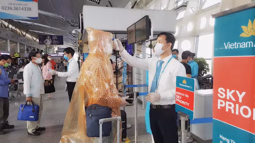 Đại dịch COVID-19 ập tới, nghề kiểm tra thân nhiệt cũng trở thành công việc có mức thu nhập tốt và không cần bằng cấp. Ảnh: Ảnh: VNA