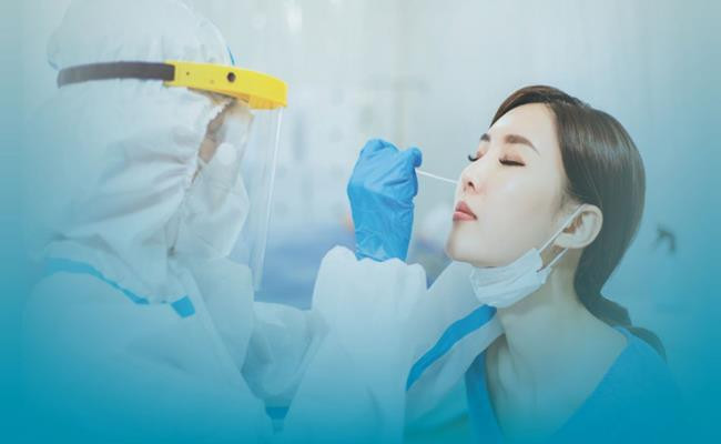 Nhân viên lấy mẫu xét nghiệm COVID-19 cũng nhận được mức lương cao trong mùa dịch. Ảnh: Internet