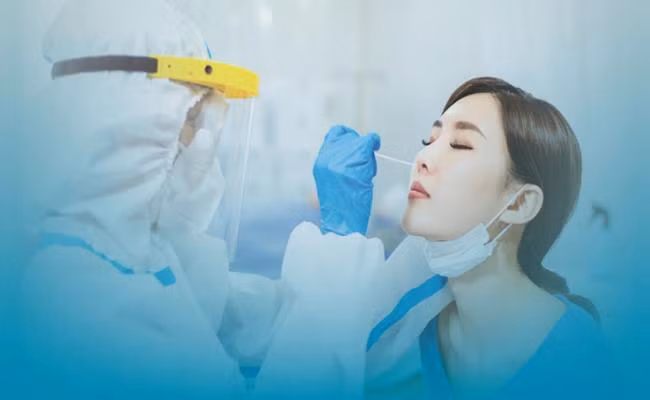 Nhân viên lấy mẫu xét nghiệm COVID-19 cũng nhận được mức lương cao trong mùa dịch. Ảnh: Internet