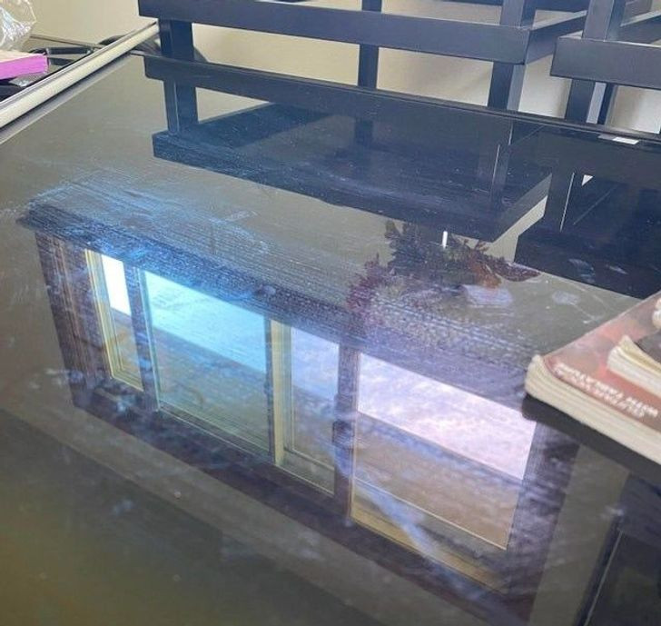 Bàn kính trong bếp cho phép ánh sáng xuyên qua, góp phần tạo độ thông thoáng cho căn phòng. Tuy nhiên, những thứ như dấu vân tay, bụi và vết bẩn cũng có thể nhìn thấy ngay trên bề mặt của nó. Chưa kể, bạn không thể lau sạch bàn kính với giẻ thông thường mà phải sử dụng chất làm sạch chuyên dụng kết hợp khăn sợi nhỏ.