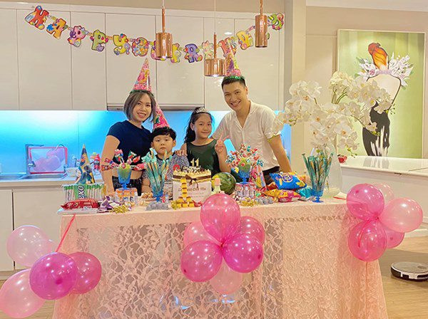 Không gian nhà sử dụng gam màu trắng chủ đạo, thiết kế cùng những món đồ nội thất đều mang màu sắc trung tính nhẹ nhàng. Ảnh: FBNV