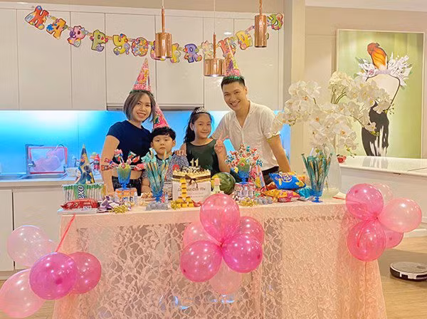 Không gian nhà sử dụng gam màu trắng chủ đạo, thiết kế cùng những món đồ nội thất đều mang màu sắc trung tính nhẹ nhàng. Ảnh: FBNV