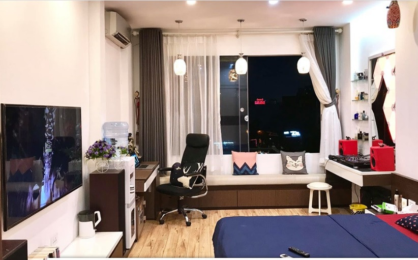 Căn phòng ngủ tầng 3 là nơi Anh Vũ ưng nhất trong nhà, nội thất do chính nam diễn viên thiết kế. Ảnh: FBNV