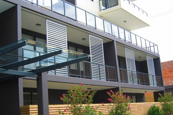 Lam chắn là giải pháp chống nóng hiệu quả cho nhà hướng Tây. Nó giúp giảm cường độ ánh nắng hắt vào vừa tạo độ thông thoáng hướng gió tự nhiên cho ngôi nhà.