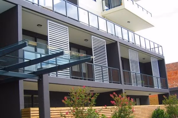 Lam chắn là giải pháp chống nóng hiệu quả cho nhà hướng Tây. Nó giúp giảm cường độ ánh nắng hắt vào vừa tạo độ thông thoáng hướng gió tự nhiên cho ngôi nhà.