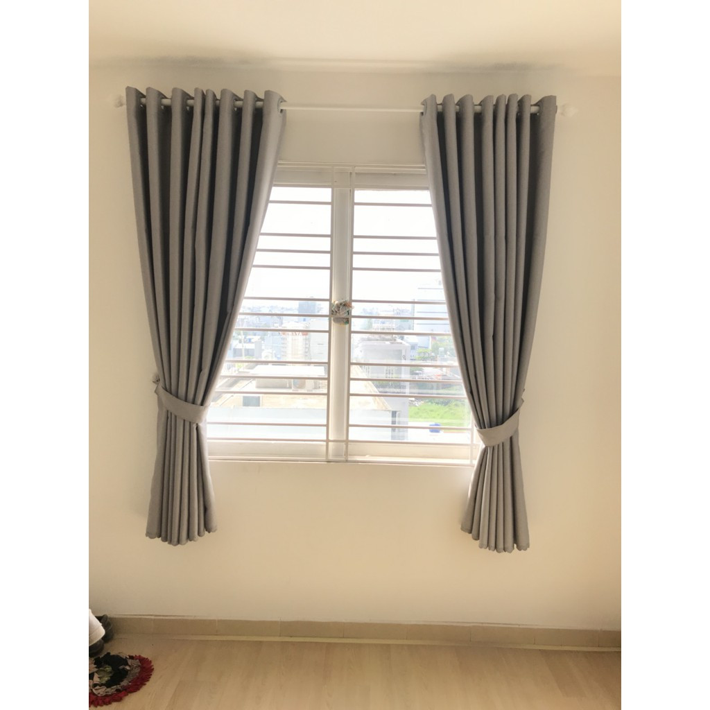 Để ngôi nhà giảm nhiệt độ nhanh hơn thì nên kéo rèm cửa vào ban ngày, đặc biệt là buổi trưa. Ban đêm, bạn có thể kéo rèm ra để không khí có thể lưu thông.