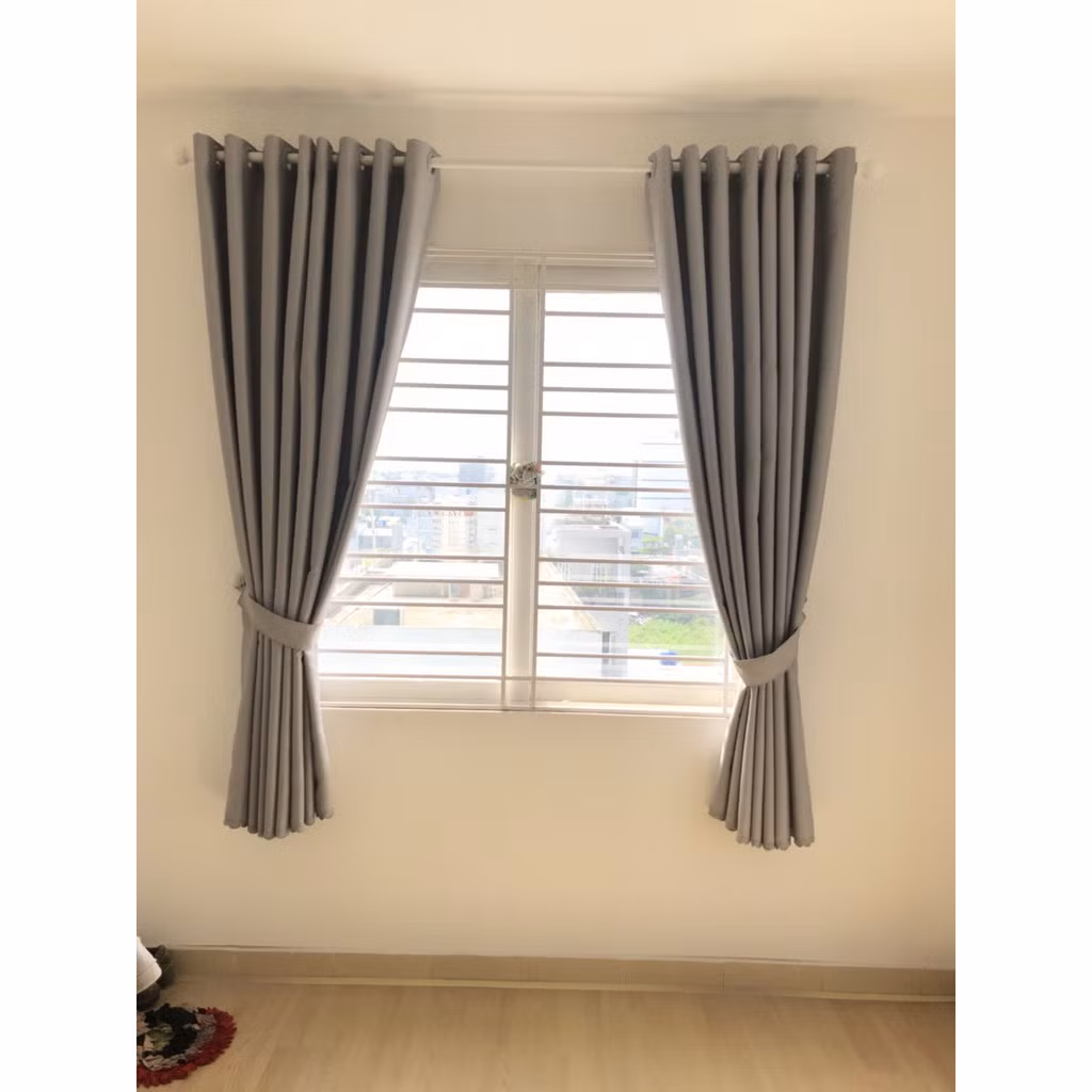 Để ngôi nhà giảm nhiệt độ nhanh hơn thì nên kéo rèm cửa vào ban ngày, đặc biệt là buổi trưa. Ban đêm, bạn có thể kéo rèm ra để không khí có thể lưu thông.