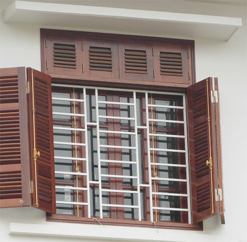 Vì vậy, gia chủ có thể sử dụng loại cửa sổ trong kính ngoài chớp gỗ giúp không khí lưu thông và hạn chế tiếp xúc trực tiếp của ánh nắng với không gian bên trong.