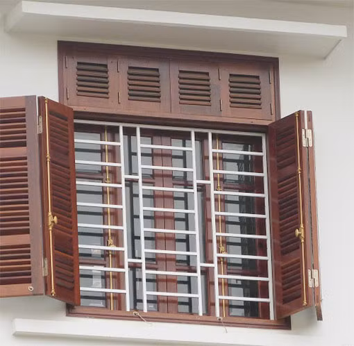 Vì vậy, gia chủ có thể sử dụng loại cửa sổ trong kính ngoài chớp gỗ giúp không khí lưu thông và hạn chế tiếp xúc trực tiếp của ánh nắng với không gian bên trong.