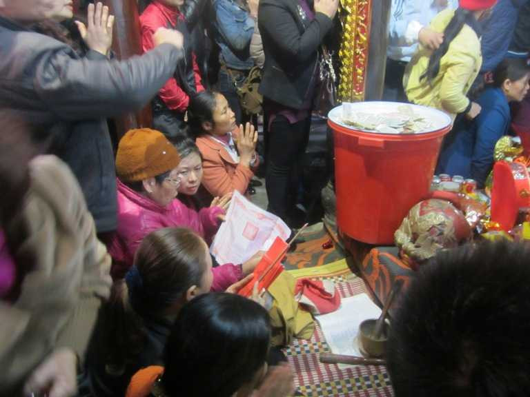 Tết cũng là thời điểm dịch vụ khấn thuê siêu tốc ra đời. Đi chùa ngày Tết thường đông, nếu muốn không chen chúc chờ đợi quá lâu thì nhờ đến dịch vụ khấn thuê, viết sớ thuê. Ảnh: VTCnews.