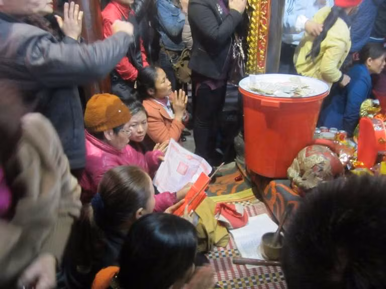 Tết cũng là thời điểm dịch vụ khấn thuê siêu tốc ra đời. Đi chùa ngày Tết thường đông, nếu muốn không chen chúc chờ đợi quá lâu thì nhờ đến dịch vụ khấn thuê, viết sớ thuê. Ảnh: VTCnews.