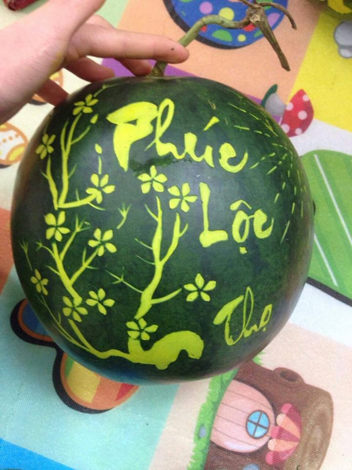 Mỗi cặp dưa khắc tùy theo trái lớn nhỏ, hoa văn nhiều hay ít mà có giá từ 80.000 - 100.000 đồng/cặp và mức thu nhập của người thợ cũng không dưới vài triệu đồng/ngày. Ảnh: Facebook.