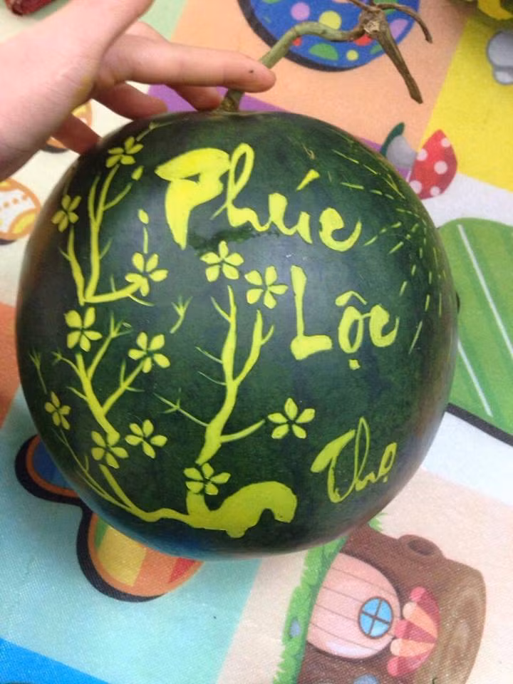 Mỗi cặp dưa khắc tùy theo trái lớn nhỏ, hoa văn nhiều hay ít mà có giá từ 80.000 - 100.000 đồng/cặp và mức thu nhập của người thợ cũng không dưới vài triệu đồng/ngày. Ảnh: Facebook.