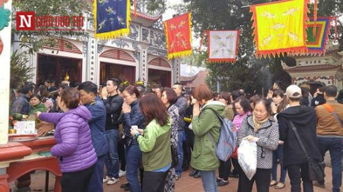 Với mức giá trên dưới 50 nghìn đồng, người thuê đọc tên tuổi, quê quán, nghề nghiệp là sẽ có những bài khấn được lập trình sẵn luôn ra. Ảnh: Người đưa tin.