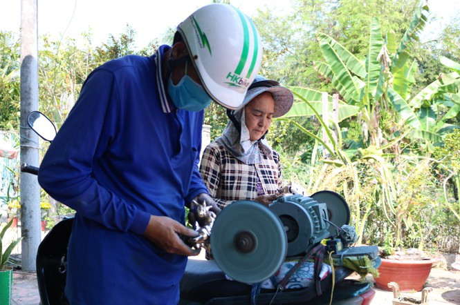 Là một trong những vật thờ cúng quen thuộc, biểu tượng văn hóa tâm linh của người Việt nên vào mỗi dịp Tết, nhà nhà đều đem bộ lư đồng đi đánh bóng, để nơi thờ tự đón năm mới thêm phần trang trọng. Ảnh: Tiền phong