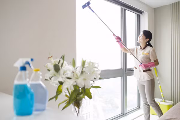 Tết Nguyên đán đến gần cũng là lúc người làm dịch vụ dọn dẹp nhà cửa cũng vào mùa cao điểm. Tùy theo mức độ công việc song ít nhất cũng từ 300.000-400.000 đồng/ngày. Ảnh: Internet.