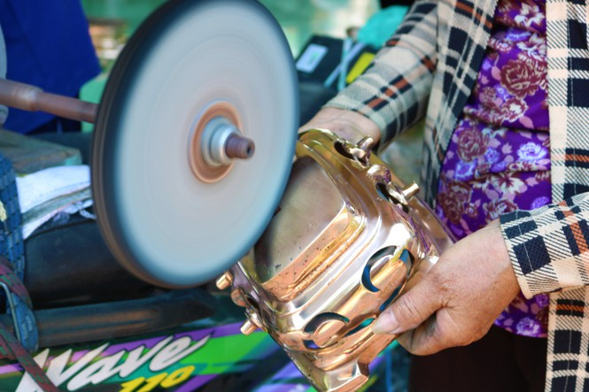 Bởi thế, gần Tết là dịp nghề lau chùi lư đồng "hái ra tiền". Ngày ít cũng kiếm được vài trăm nghìn, ngày nhiều có khi cả triệu đồng. Ảnh: Tiền phong.