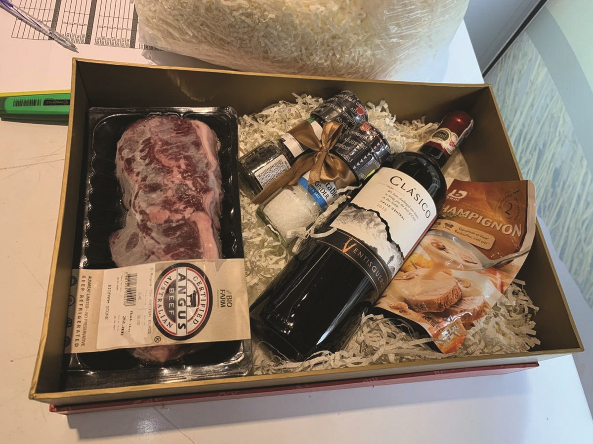 Với giá từ 1 - 10 triệu đồng, một số mẫu giỏ quà Tết với sự góp mặt của thịt bò Kobe, thịt bò Úc, thịt bò Nhật, phi lê cá hồi Na Uy...được giới nhà giàu đặc biệt quan tâm. Ảnh: Thoibaonganhang.