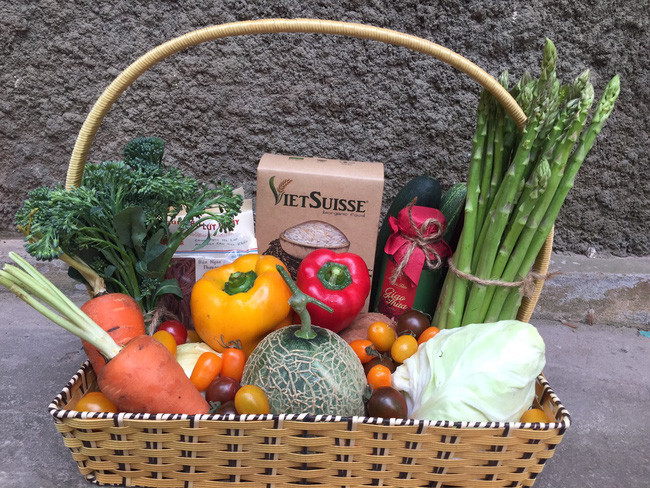 Giỏ quà Tết gồm những loại rau củ hữu cơ từ Đà Lạt có giá từ vài trăm ngàn đến tiền triệu được rất nhiều khách đặt hàng. Ảnh: Dân Việt.