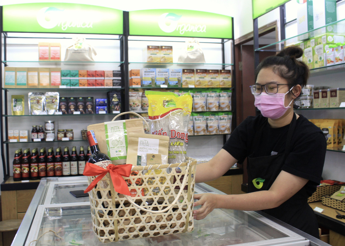 Những giỏ quà thực phẩm organic cũng đang được nhiều người ưa chuộng. Một giỏ quà giá từ 2 - 3 triệu đồng bao gồm: các loại trà xanh, quế, nhài đen...Ảnh: Dân Việt.