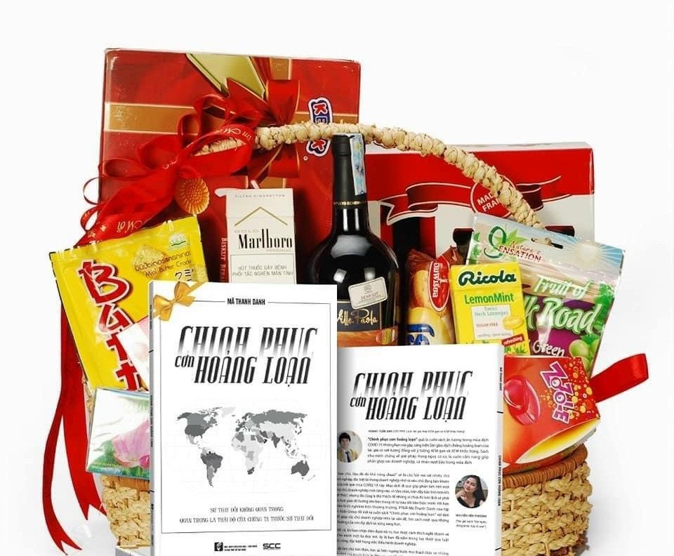 Theo đó, một đơn vị kinh doanh sản phẩm giỏ quà Tết 2021 ở TP HCM thiết kế những giỏ quà Tết có kèm sản phẩm sách. Ảnh: Bnews.