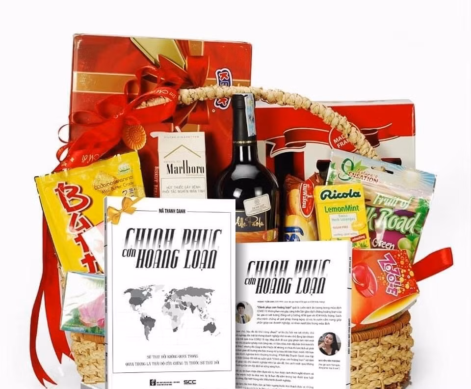 Theo đó, một đơn vị kinh doanh sản phẩm giỏ quà Tết 2021 ở TP HCM thiết kế những giỏ quà Tết có kèm sản phẩm sách. Ảnh: Bnews.
