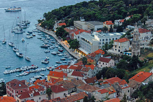 Thành phố biển Hvar, Croatia: Nơi đây được biết đến nhiều nhất với những vườn nho và khu phố cổ có từ thế kỷ 13. Ngoài ra, bạn có thể tham gia tour chèo thuyền đến Blue Cave, khám phá pháo đài Fortica hoặc cánh đồng hoa oải hương, và ghé thăm quần đảo Pakleni tuyệt đẹp.