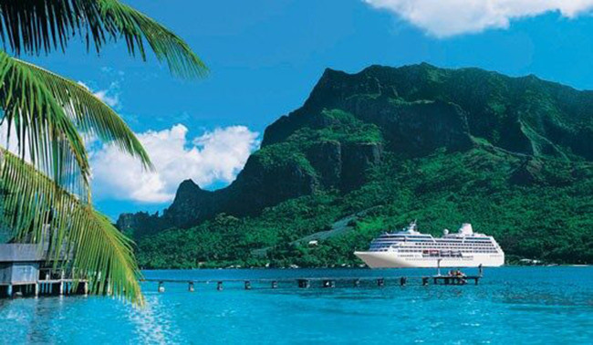 Đảo Tahiti: Tahiti được biết đến với những khu rừng nhiệt đới tươi tốt, sông và thác nước. Đây là điểm đến ưa thích của những người yêu lặn biển hay các cặp đôi đi hưởng tuần trăng mật.