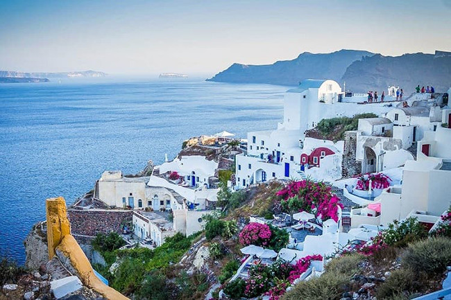 Santorini, Hy Lạp: Santorini là một hòn đảo núi lửa ở biển Aegean bao gồm 2 hòn đảo lớn và một số đảo nhỏ. Nó rất nổi tiếng với những ngôi nhà trắng xanh và tầm nhìn ấn tượng. Những điểm tham quan thú vị khác ở Santorini là Fira và Oia.