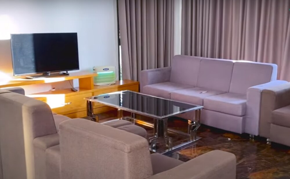 Phòng khách được bài trí tối giản. Ảnh: Lao động