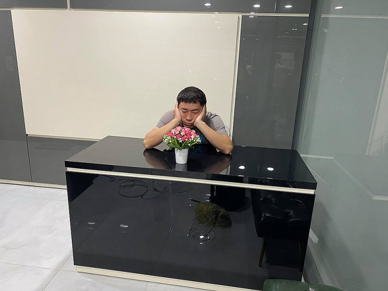 Giá trị căn nhà của diễn viên Kinh Quốc khoảng 2 triệu USD. 5 tầng phía dưới, nam diễn viên làm văn phòng làm việc và cho thuê. 2 tầng trên, anh sống cùng vợ và 2 con gái. Ảnh: Vietnamnet