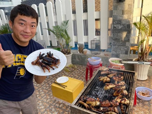 Trước nhà có khoảng sân rộng rãi, là nơi tổ chức tiệc tùng mỗi khi rảnh rỗi. Ảnh: Lao động