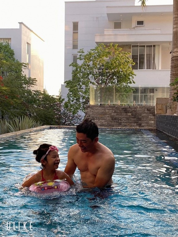 Ngoài ra, trong biệt thự còn có một bể bơi lớn. Ảnh: Lao động.